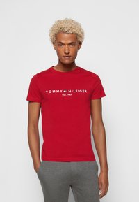 Tommy Hilfiger TOMMY LOGO TEE - T-shirt estampada - red alert