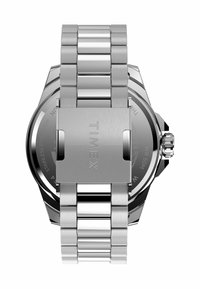 Montre en acier inoxydable argenté avec un bracelet en chaîne poli, un boîtier rond et un cadran noir arrondi avec une indication de résistance à l'eau.