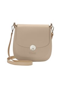 Piccolo borsa a tracolla beige con chiusura a pattina e chiusura a girello in argento, superficie testurizzata e tracolla regolabile con cuciture e ganci in metallo.