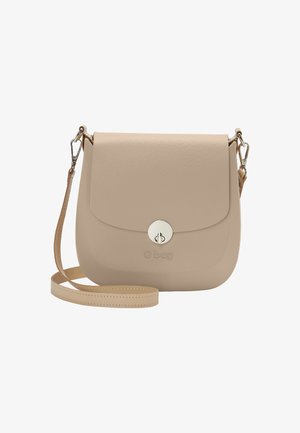 Kleine beige Umhängetasche mit Klappenverschluss und silbernem Drehverschluss, strukturierte Oberfläche und verstellbarer genähter Trageriemen mit Metallclips.