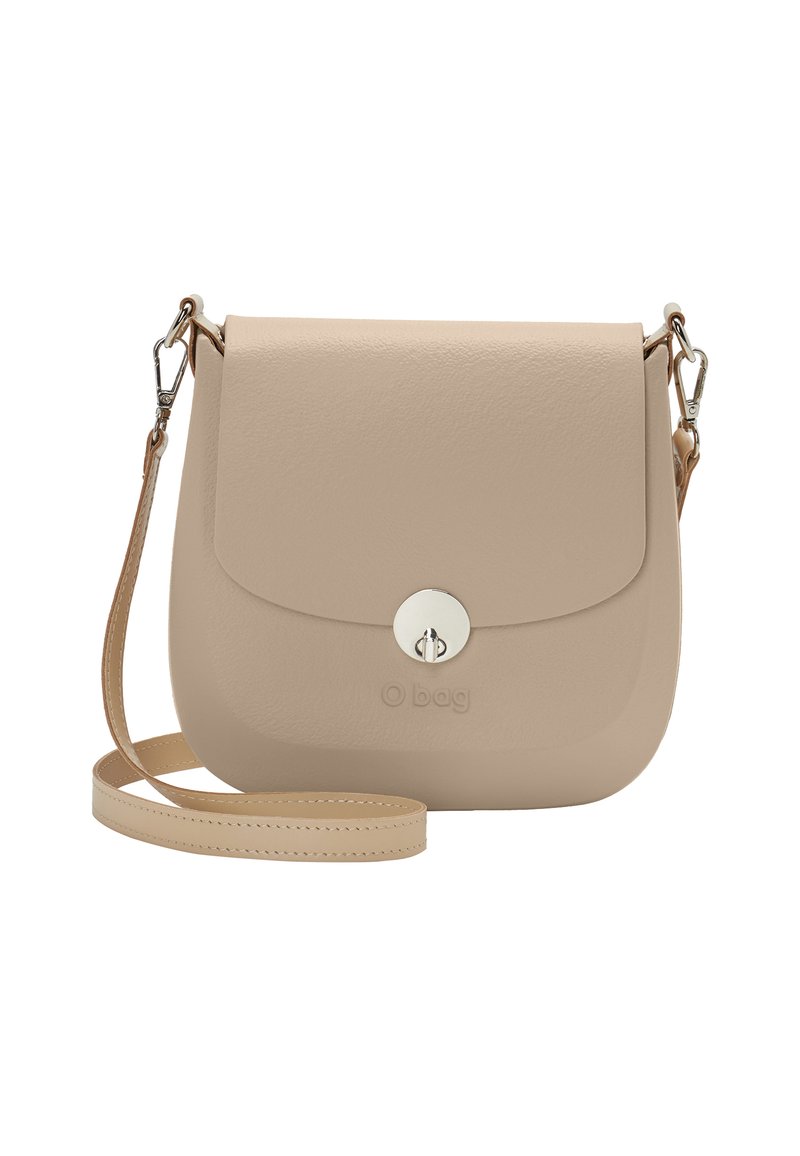Piccolo borsa a tracolla beige con chiusura a pattina e chiusura a girello in argento, superficie testurizzata e tracolla regolabile con cuciture e ganci in metallo.
