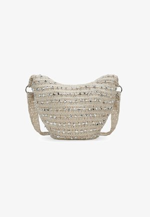 Bolso de ganchillo en beige con lentejuelas plateadas, de forma redondeada y con una superficie texturizada. Cuenta con una correa trenzada para llevar.