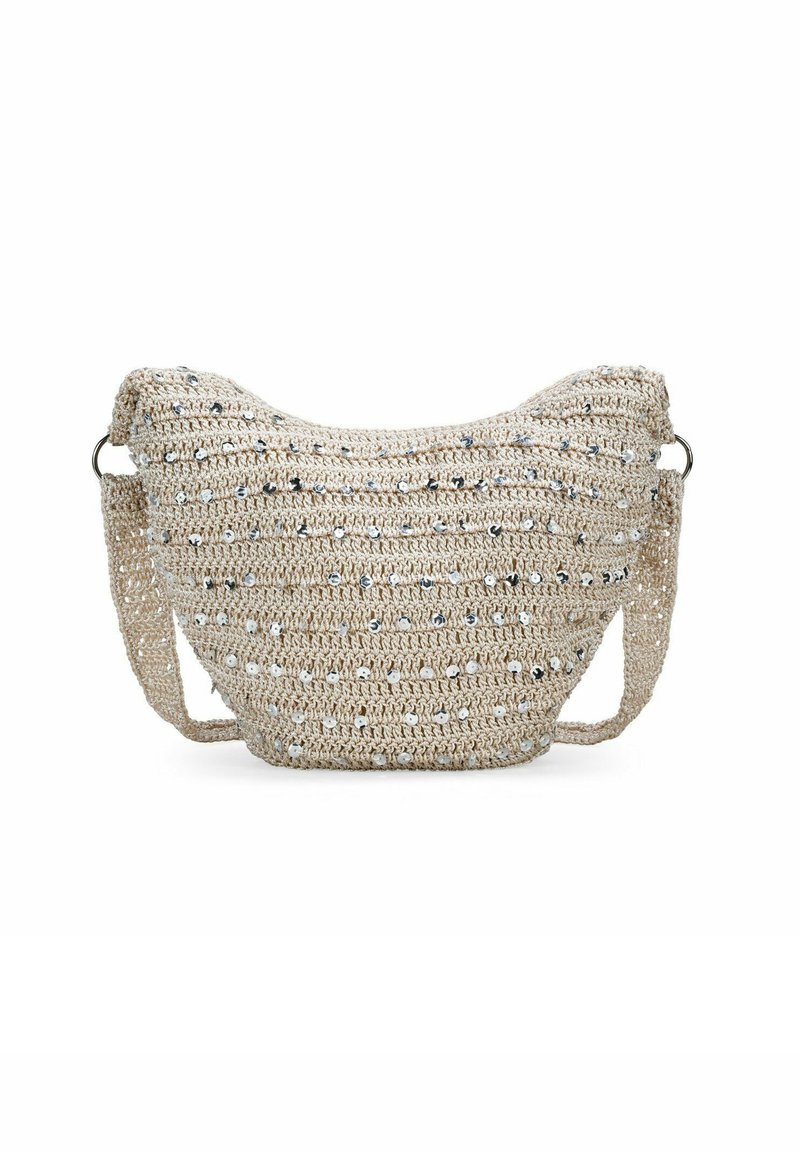 Bolso de ganchillo en beige con lentejuelas plateadas, de forma redondeada y con una superficie texturizada. Cuenta con una correa trenzada para llevar.