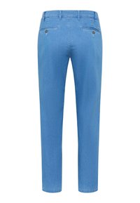 Pantaloni in denim blu con taglio dritto, dotati di tasche posteriori con chiusura a bottone e una texture liscia.