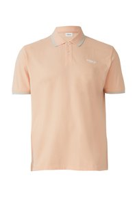 Polo-Shirt in hellpeach aus glattem Stoff, mit klassischem Kragen, drei-Knopf-Leiste und kontrastierenden hellblauen Akzenten an den Ärmeln.