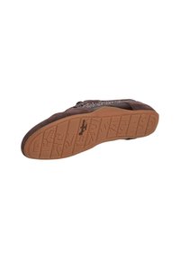 Semelle de chaussure marron avec une semelle en caoutchouc texturée comportant le nom de la marque et des motifs géométriques pour une meilleure adhérence.