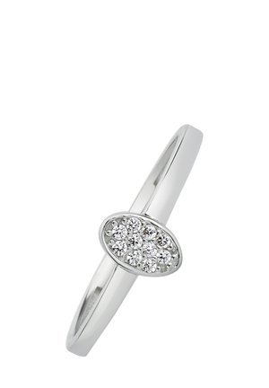 Bague en argent avec un chaton ovale serti de plusieurs petites pierres rondes et claires. Anneau fin, finition polie et texture lisse.