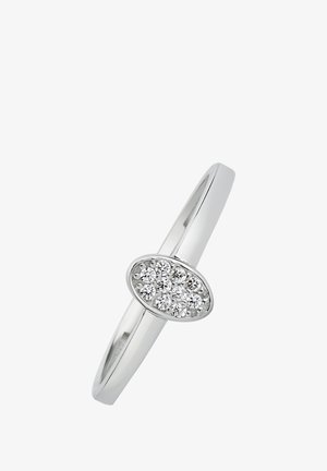 Bague en argent avec un chaton ovale serti de plusieurs petites pierres rondes et claires. Anneau fin, finition polie et texture lisse.