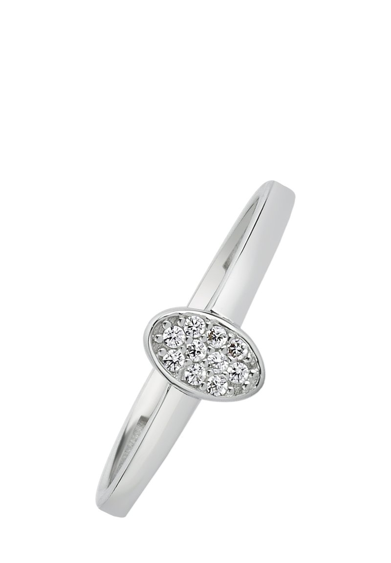 Bague en argent avec un chaton ovale serti de plusieurs petites pierres rondes et claires. Anneau fin, finition polie et texture lisse.