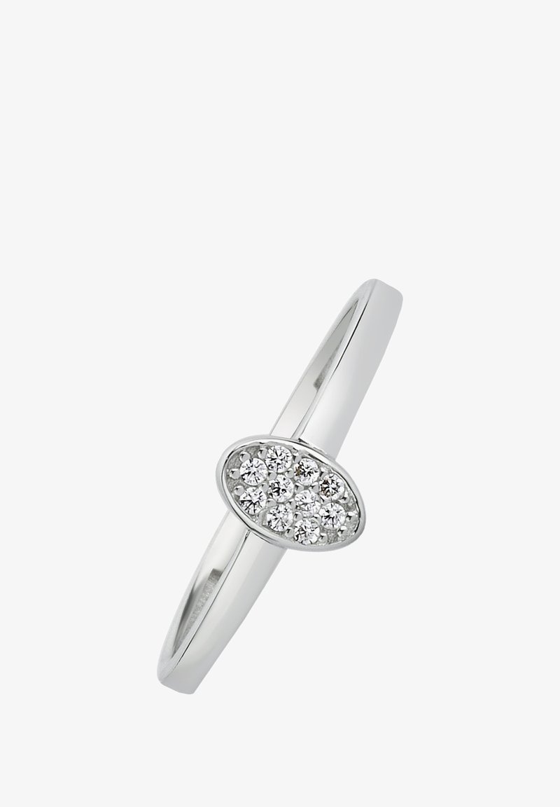 Bague en argent avec un chaton ovale serti de plusieurs petites pierres rondes et claires. Anneau fin, finition polie et texture lisse.