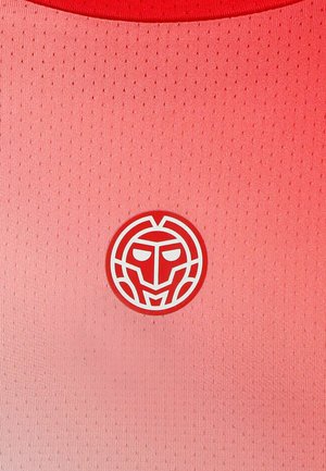 Tejido deportivo degradado en rojo con pequeños orificios de ventilación y un logotipo circular estilizado en blanco y rojo en el centro que se asemeja a una cara.