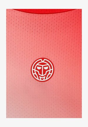 Tessuto sportivo a gradiente rosso con piccoli fori di ventilazione e un logo circolare stilizzato bianco e rosso al centro che ricorda un volto.