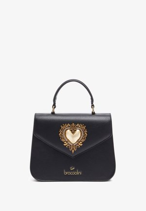Borsa a mano in pelle nera con manico rigido e ornamento a forma di cuore dorato sulla patta anteriore, marchiata "braccialini" in testo dorato.
