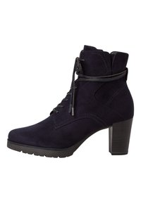 Botines de ante azul marino con punta redonda, cordones en la parte frontal, costuras decorativas y un tacón grueso. Suela texturizada para un mejor agarre.