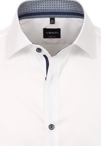 Weißes Button-Down-Hemd mit figurnaher Passform. Verfügt über einen dunkelblauen gemusterten Innenkragen und einen dunklen Knopf. Das Etikett zeigt die Größe 42 (16 ½).