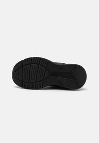 Čierna podrážka tenisky je vyrobená z textúrovaného gumy s viacerými vzormi na podrážke pre lepšiu priľnavosť. Obsahuje vyrazené meno značky "SKECHERS".