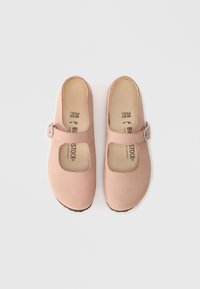 Ροζ δερμάτινα παπούτσια Mary Jane με στρογγυλή μύτη, μπροστινή κοπή και ρυθμιζόμενο λουράκι με αγκράφα. Μαλακή υφή, διαθέτουν περίγραμμα στον πάτο.