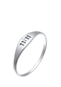 Srebrny pierścionek o gładkim, zaokrąglonym wzornictwie z grawerunkiem "11:11" na froncie. Polerowane wykończenie o minimalistycznym wyglądzie.