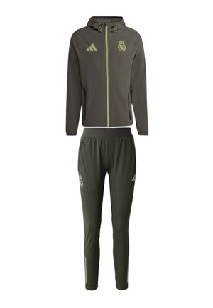 Chándal que incluye una chaqueta con capucha y cremallera y pantalones ajustados. Tela de color verde oscuro con detalles y logotipos en verde claro. Textura suave.
