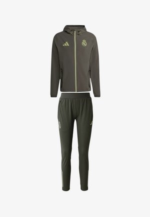 Chándal que incluye una chaqueta con capucha y cremallera y pantalones ajustados. Tela de color verde oscuro con detalles y logotipos en verde claro. Textura suave.