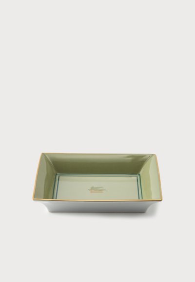 Plat rectangulaire en céramique peu profond avec intérieur vert olive, bord doré et un petit emblème au centre sur fond blanc.