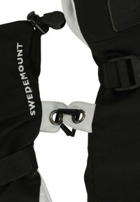 Muffole bianco e nere con un esterno testurizzato, dotate di una chiusura a cinturino e fibbia, e un logo stampato sul tessuto nero.