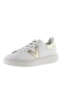 Sneaker blanc avec un logo 'V' accentué en or texturé, bout rond, lacets plats et une semelle intermédiaire douce et rembourrée.