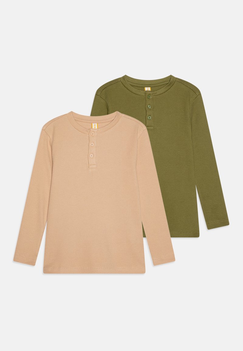 To langermede henley skjorter i beige og olivengrønn, med ribbestrikket tekstur og tre-knappers placket på kragen.