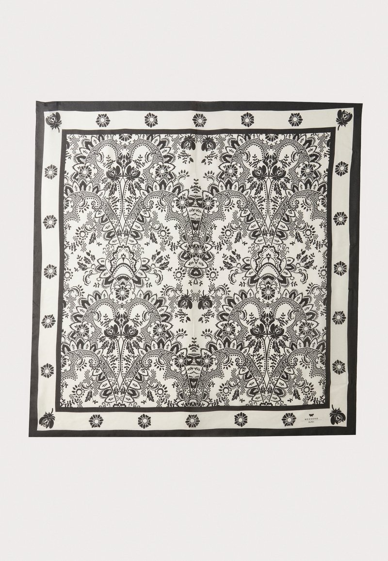 Czarny i biały szalik w wzory, z misternymi wzorami kwiatowymi, otoczony jednolitym czarnym brzegiem z małymi akcentami kwiatowymi na krawędziach.