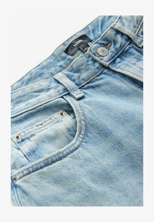 Jean en denim bleu clair avec un design classique à cinq poches, des coutures visibles, des garnitures en métal et une étiquette de marque à la taille.