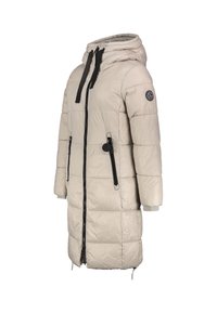 Beige pufferjack met een capuchon, voorzien van zwarte ritsen en accenten, horizontaal gestikte patroon en logo op de mouw.