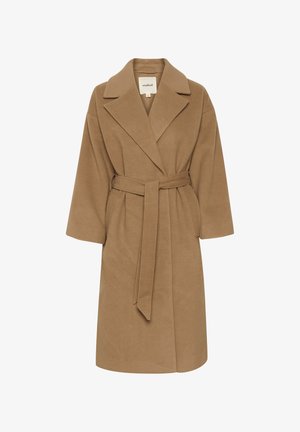 Brūns vilnas maisījuma mētelis ar jostu viduklī, plašu apkakli un trīs ceturtdaļu piedurknēm. Audums ir ar mīkstu tekstūru un viendabīgu krāsu.