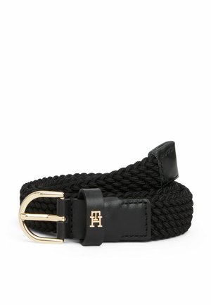 Ceinture tissée noire avec une boucle en métal doré. Caractérisée par une sangle en cuir avec un accent de logo et une texture tressée sur toute sa longueur.