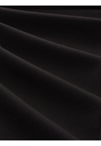 Tessuto nero con una texture morbida, caratterizzato da morbide pieghe e una leggera lucentezza, che mette in risalto la sua elasticità e flessibilità. Ideale per vari capi d'abbigliamento.