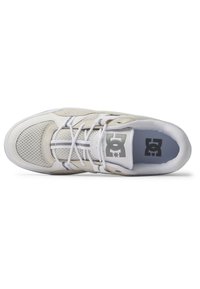 Vit sneakers i mesh och mocka. Har en grå logotyp p�å plösen, texturerade detaljer och traditionell snörning.