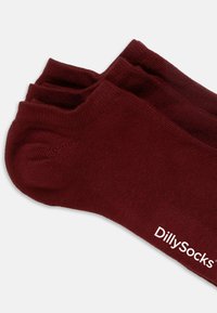 Bordeaux strømper lavet af blødt stof, med en ribbet manchet og et hvidt "DillySocks" logo nær tåen.