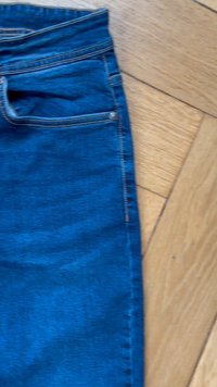 Zila džinsa svārki ar gludu tekstūru, vidēja piegriezuma josta, aizmugurējās kabatas un tradicionālas šuvju detaļas. Izstrādāti ikdienas nēsāšanai.