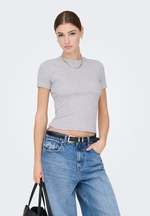 Gray, short-sleeved crop top paired with blue high-waisted jeans, featuring a black belt and a silver chain necklace.