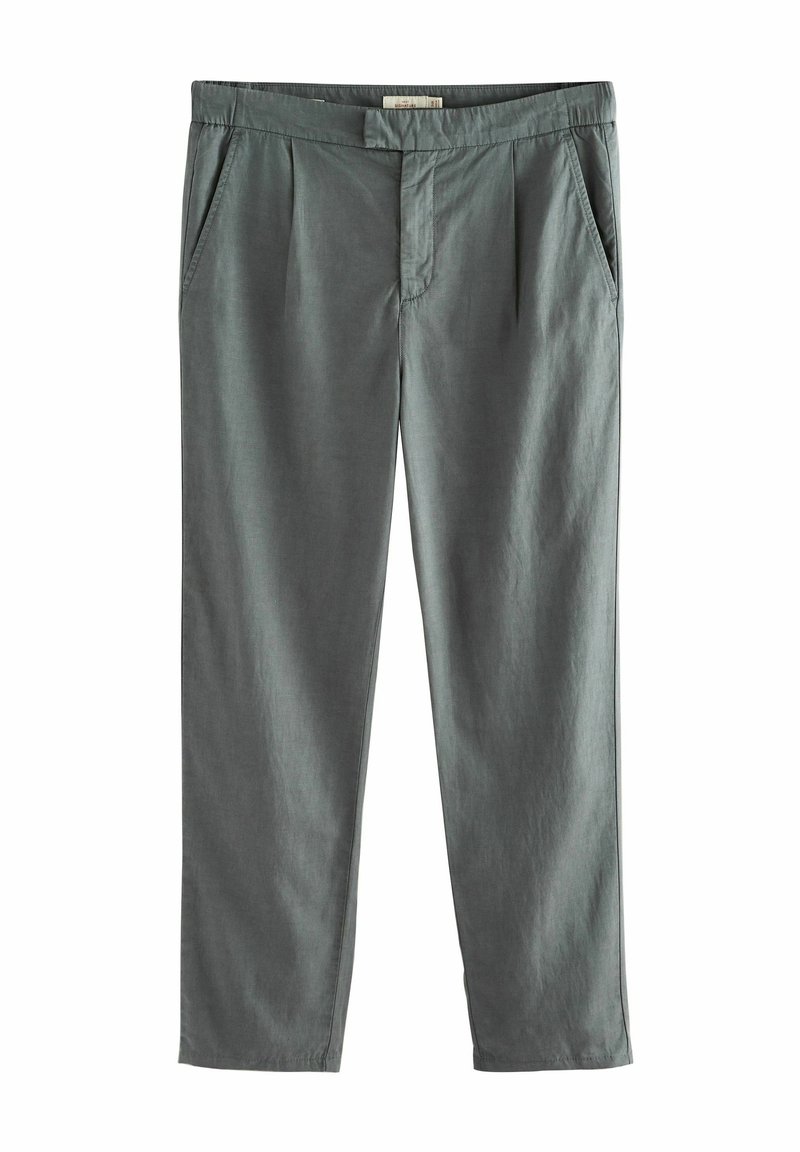 Pantalones de algodón gris con una corte recto, con pliegues frontales, bolsillos laterales y una textura suave. Sin marcas visibles.