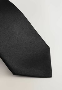 Corbata negra de seda con una textura suave y un extremo puntiagudo, presentando un color sólido sin patrones.