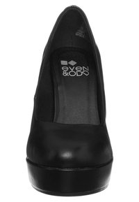Svarta högklackade skor med rund tå, slät lädertextur, platåsål och subtil logotyp på innersulan.