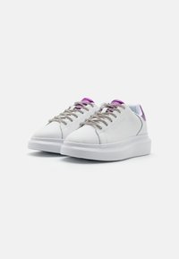 Witte sneakers met een gladde oppervlakte, metallic zilveren veters, paarse hielaccenten en een dikke, gevoerde zool voor comfort.