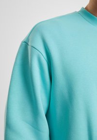 Urban Classics FLUFFY CREWNECK - Sweatshirt - berylblue