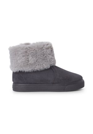 Stivali alla caviglia in suede grigio scuro con risvolto in finta pelliccia grigia, suola in gomma nera piatta e design semplice con cuciture minime e senza hardware.
