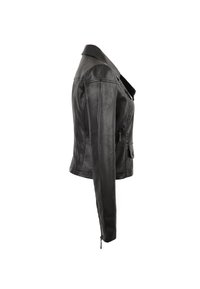 Giacca da biker in pelle nera con una vestibilità su misura, colletto classico, tasche con zip e dettagli di cucitura in evidenza. La vista laterale mostra la silhouette.