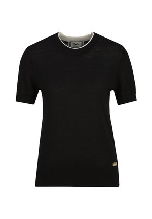 Schwarzes Strickshirt mit kurzen Ärmeln, Rundhalsausschnitt und kleinem goldfarbenem Logoetikett nahe dem unteren Saum auf weißem Hintergrund.