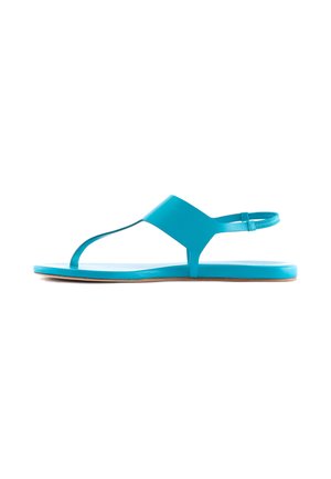 Blaue flache Sandale mit Zehensteg vorne und verstellbarem Riemen hinten, seitlich auf weißem Hintergrund gezeigt.