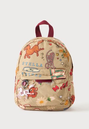 Sac à dos beige avec des dessins colorés comprenant un cheval, des fleurs, des étoiles et le mot Stella, avec une poignée rouge et une poche avant zippée.