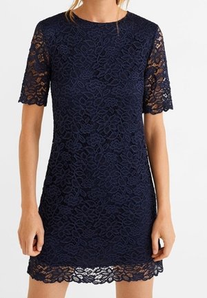 Navyblaues Spitzenkleid mit kurzen Ärmeln, floralen Mustern, rundem Ausschnitt und gewelltem Saum. Zarte Textur im gesamten Stoff.