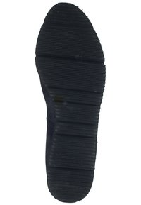 Suola di scarpa in gomma nera con un motivo testurizzato e rigato per garantire aderenza. Il design è piatto con scanalature per migliorare la presa sulle superfici.